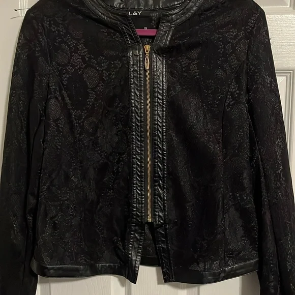 Lace too very cute never been worn - Picture 1 of 3